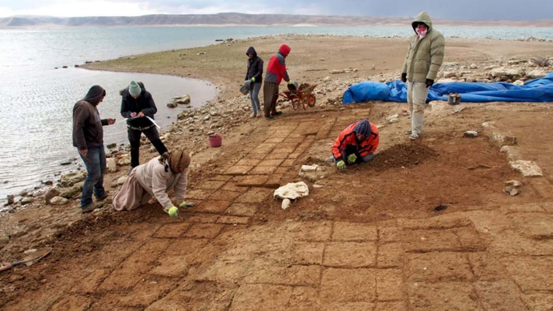 Children learning how to do archeology